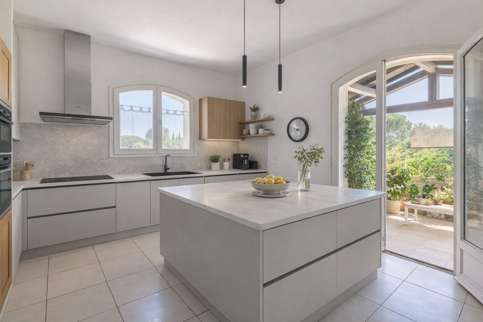 T6 VILLA WITH 2300M² GARDEN 3