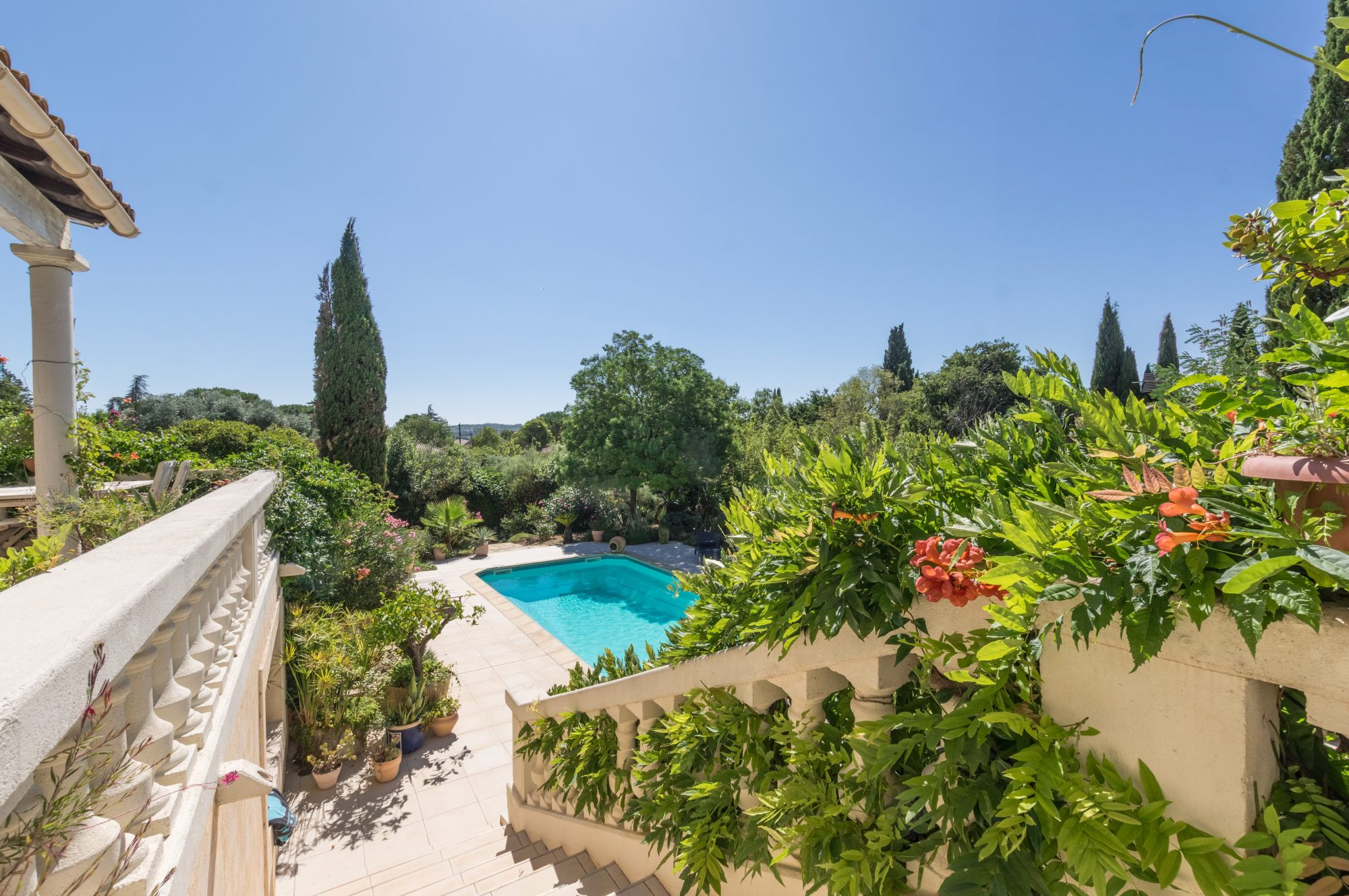 T6 VILLA WITH 2300M² GARDEN 5