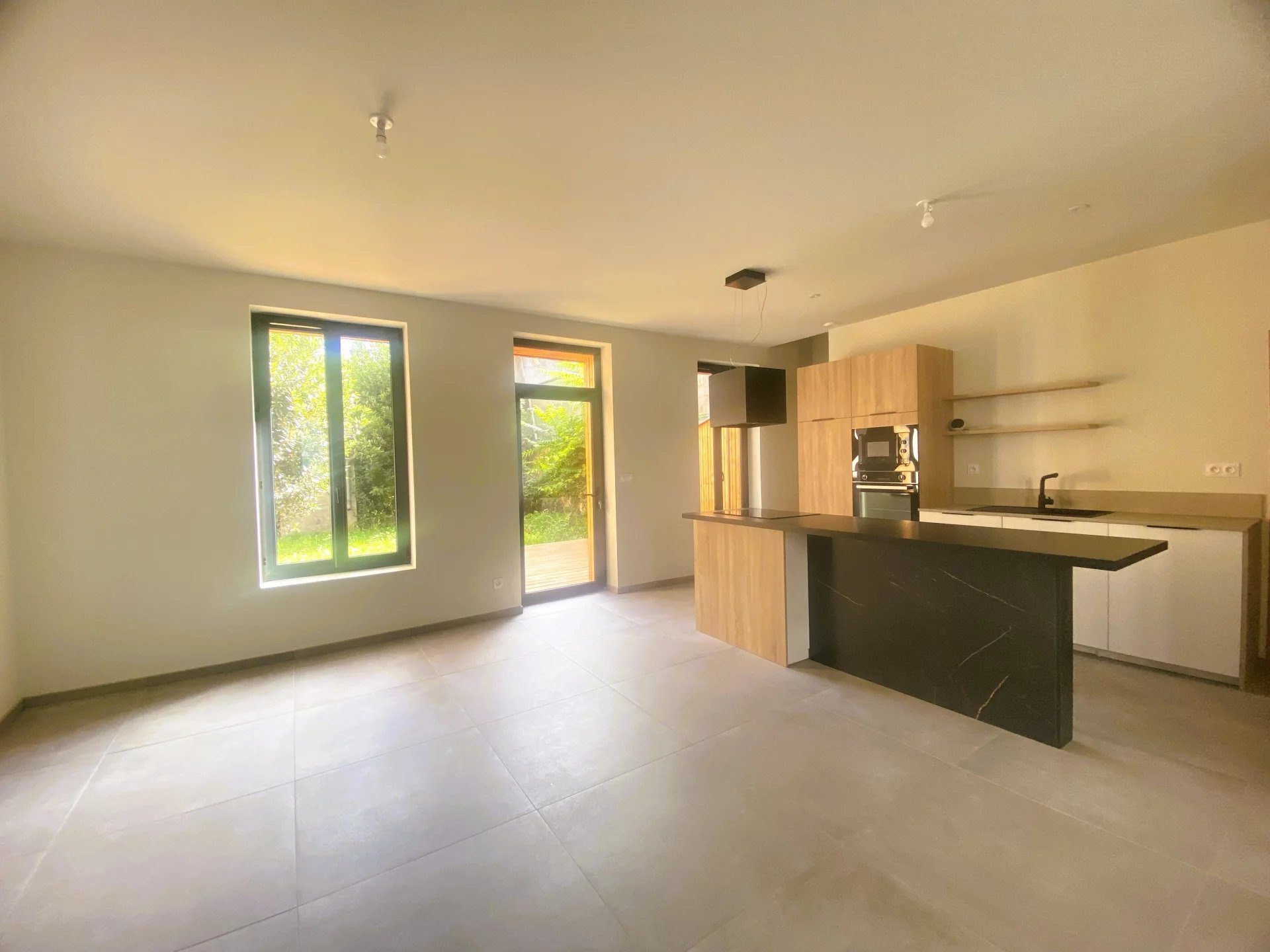 03200 VICHY - TOWN CENTER - 4-ROOM TOWNHOUSE WITH TERRACE AND GARDEN 4
