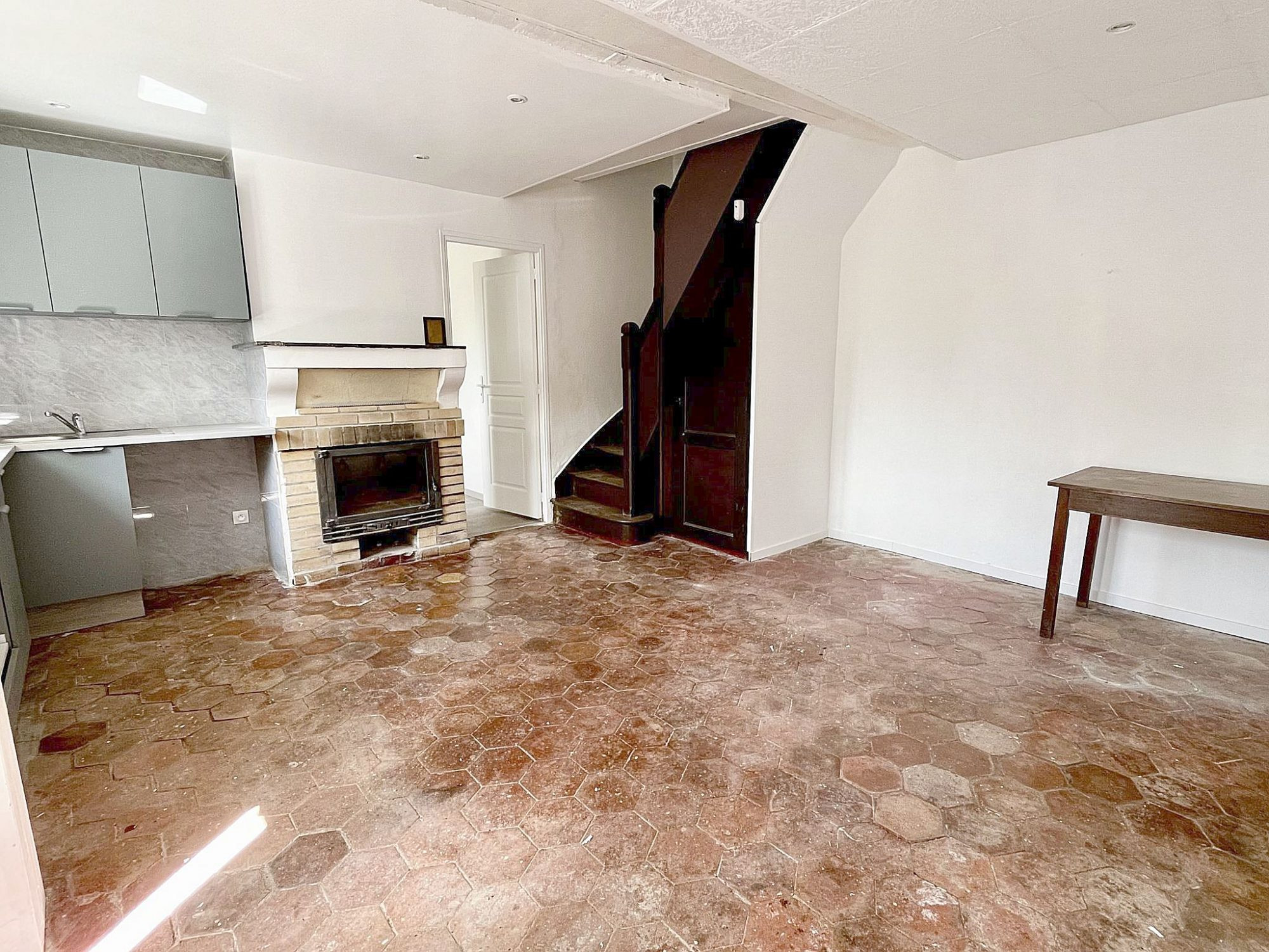 Petite maison rénovée sur grand terrain boisé