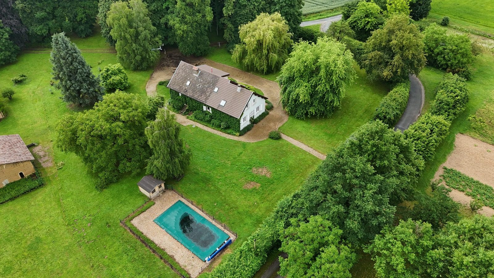 Belle maison familiale 12 pièces, 7 chambres, avec grand jardin et piscine