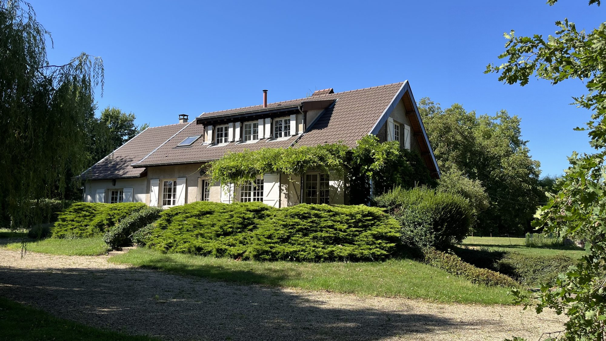 Belle maison familiale 12 pièces, 7 chambres, avec grand jardin et piscine
