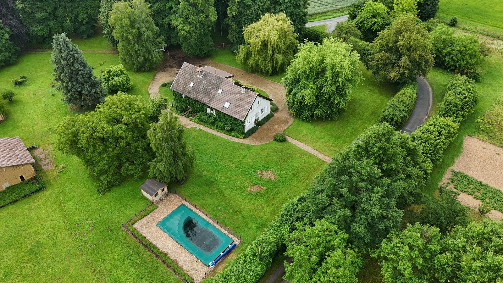 Beautiful family home, 12 rooms, 7 bedrooms, with large garden and swimming pool 4