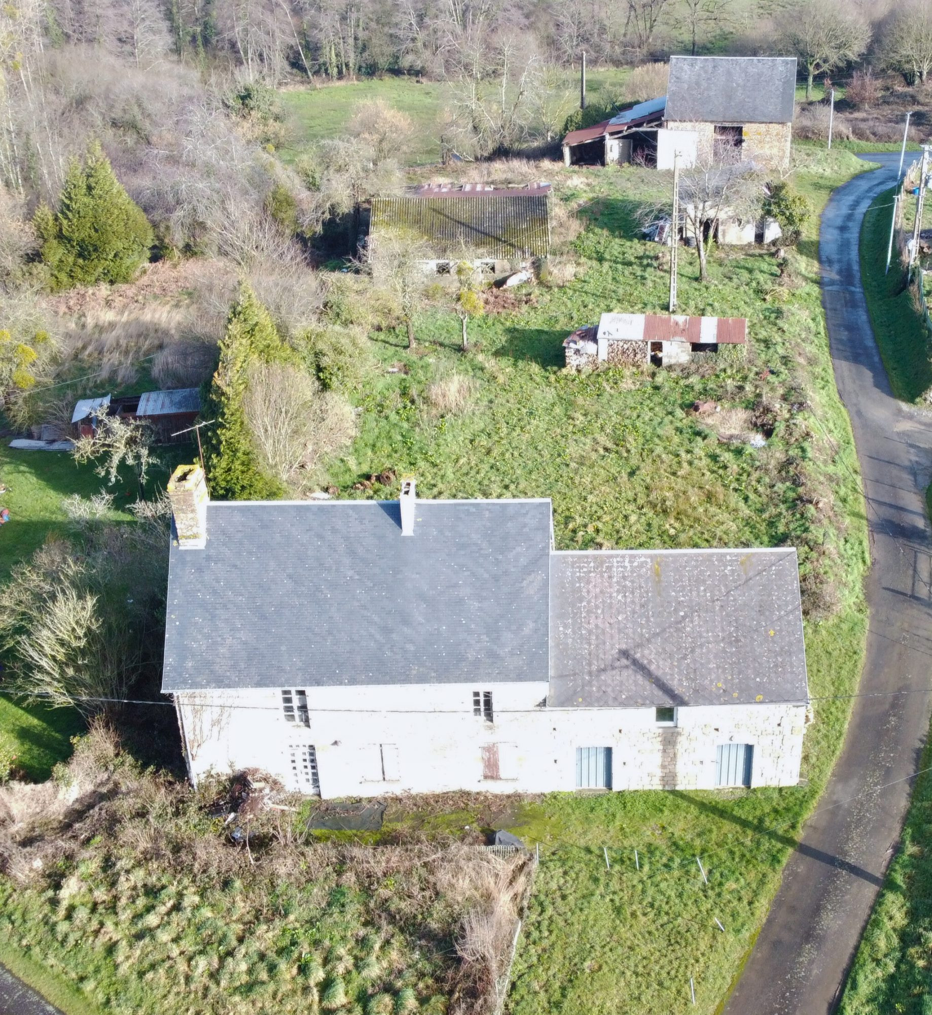 Sets of houses + outbuildings + land 4