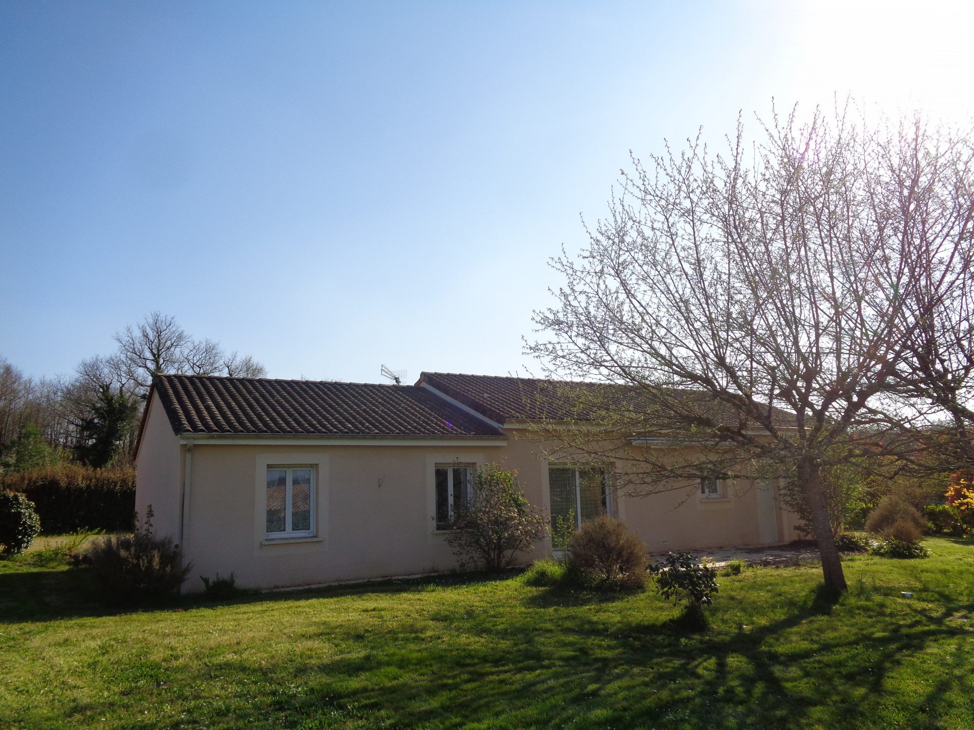 Superbe pavillon de plein pied de 95 m², 2315 m² de terrain, au calme, avec vues.