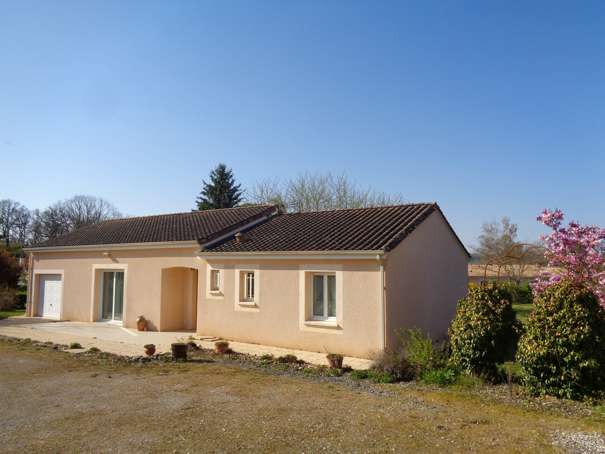 Superb single-storey detached house of 95 m², 2315 m² of land, peaceful, with views. 4