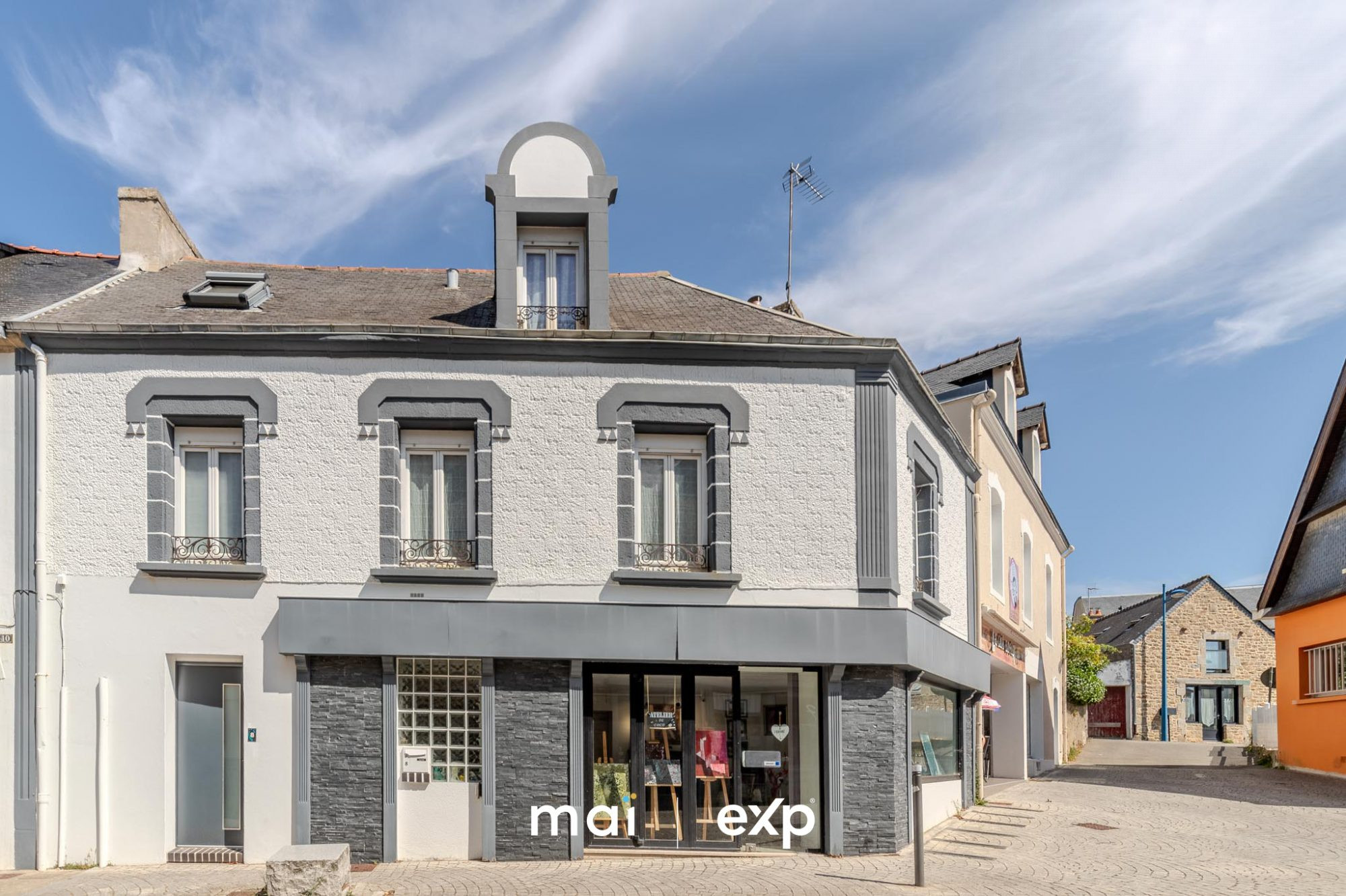 Immeuble à vendre à Étel centre – Maison de ville, commerce et potentiel d’investissement