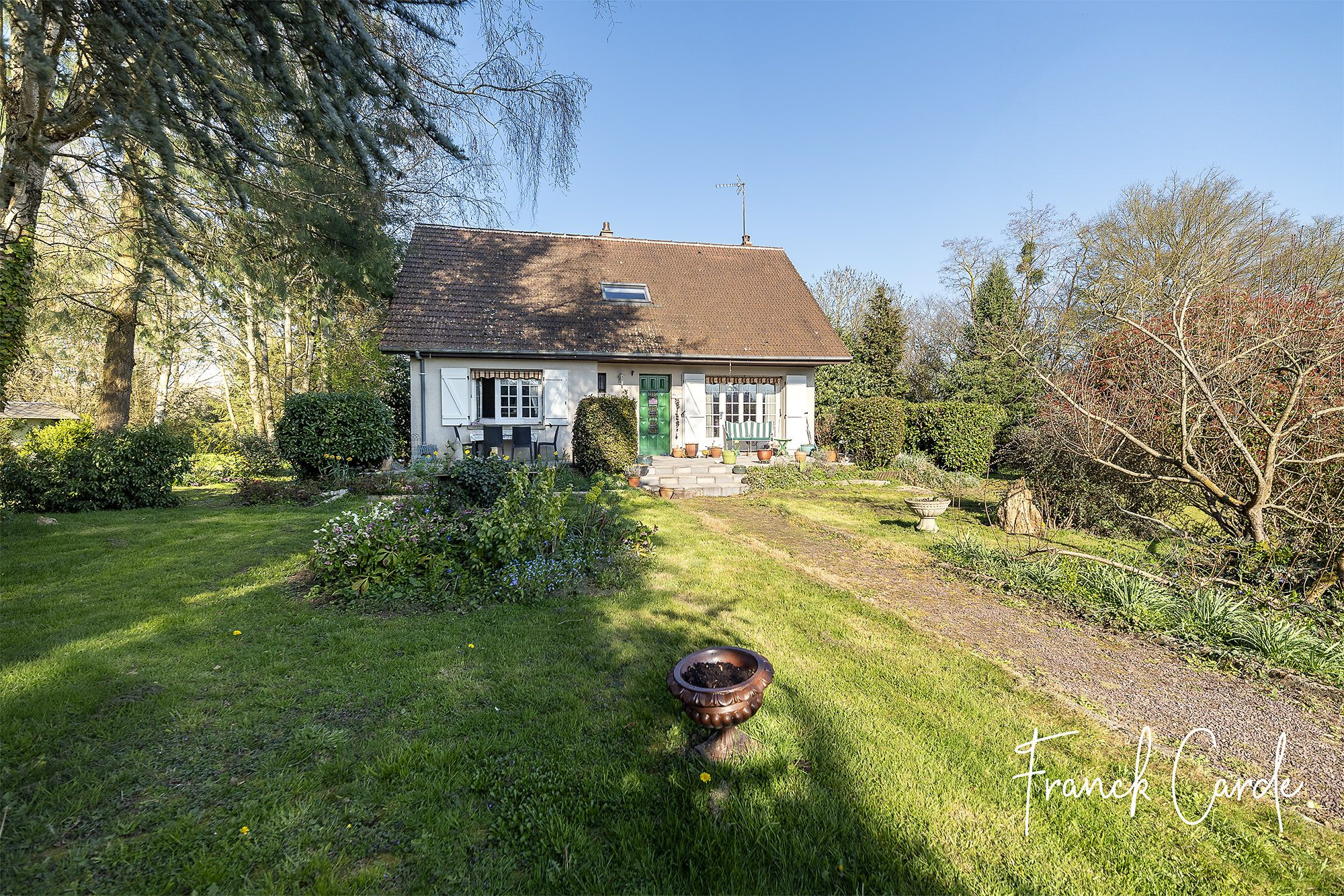 À vendre – Pavillon avec vue sur la nature, au calme, sur 7000 m² de terrain