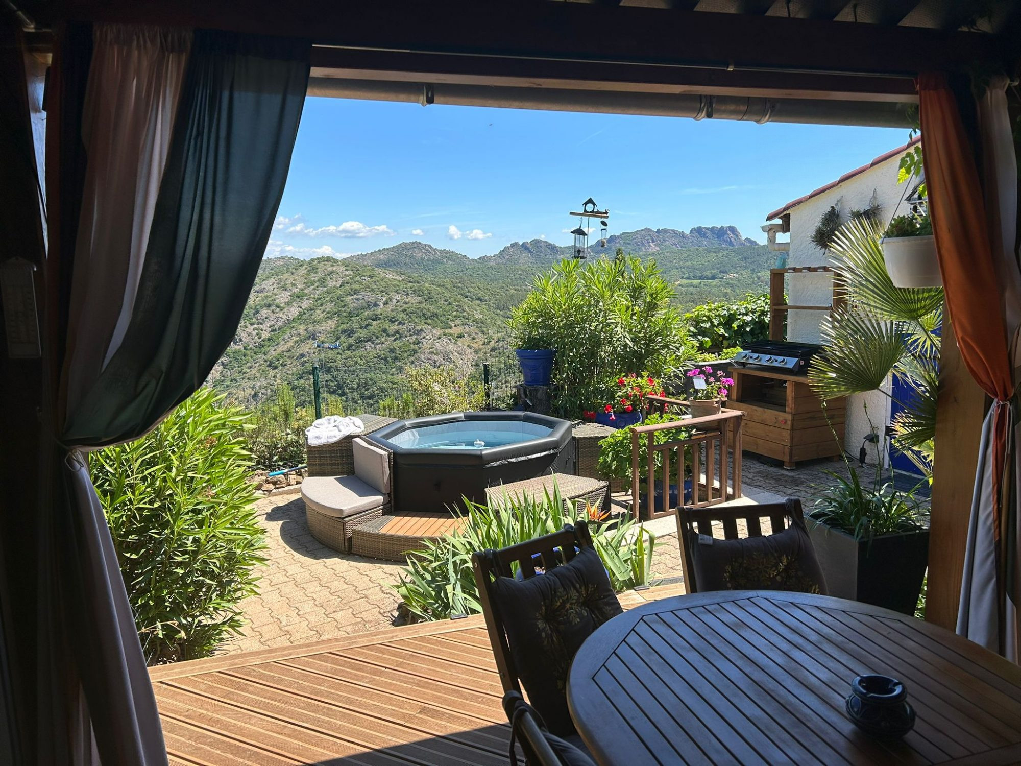 Chalet renové dans domaine privé