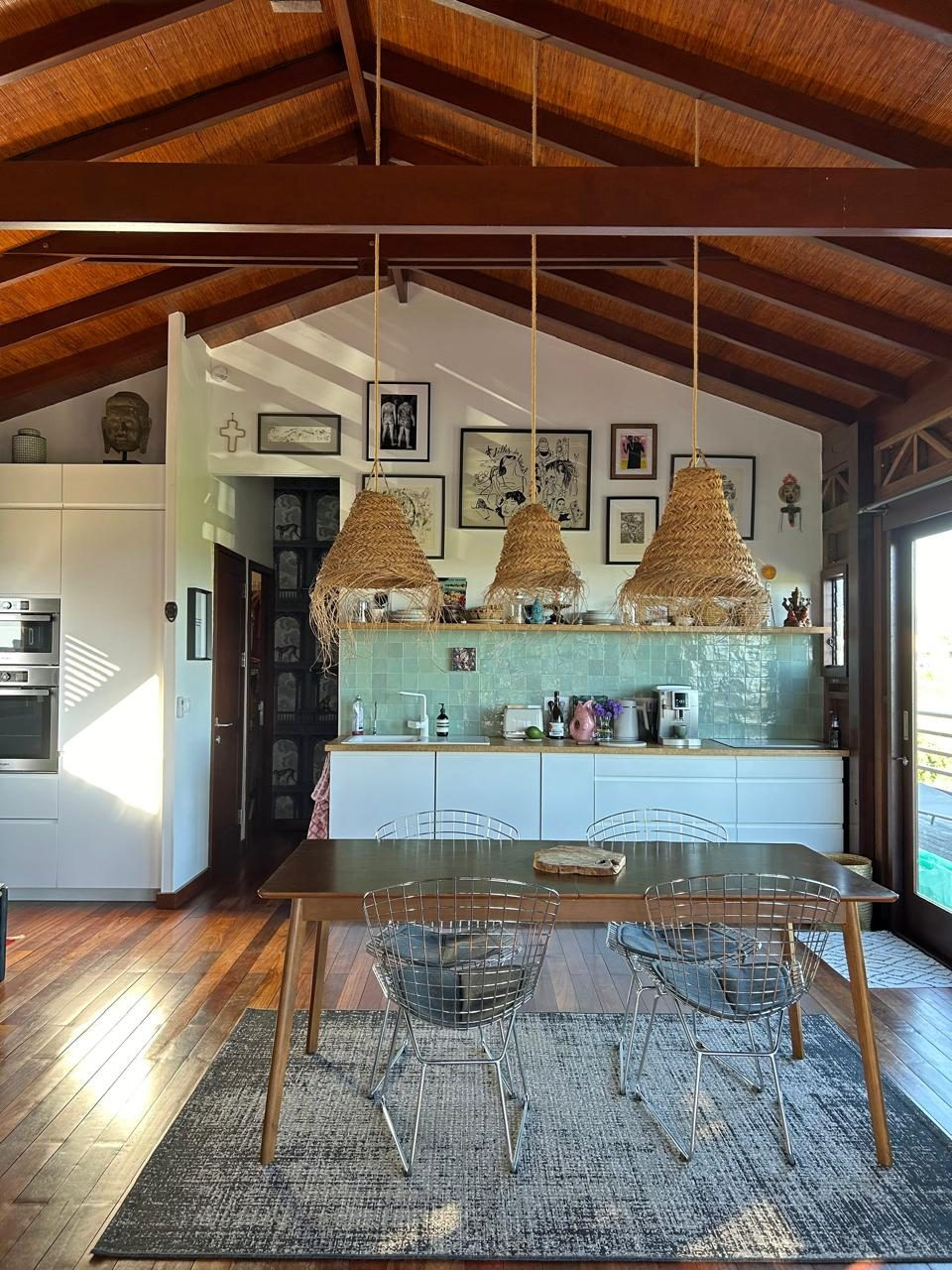 Authentic Balinese-style villa with three independent apartments of approximately 150 m² in Saint-Pierre 4