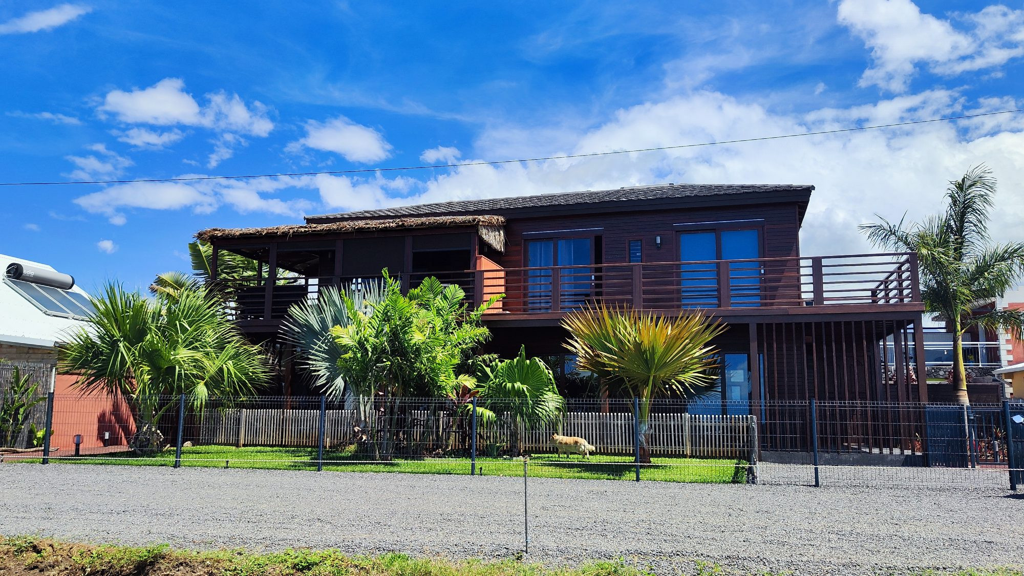 Authentique villa de style balinais avec trois logements indépendants d'environ 150 m² à Saint-Pierre