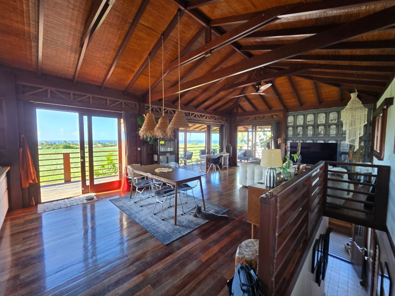Authentic Balinese-style villa with three independent apartments of approximately 150 m² in Saint-Pierre 5