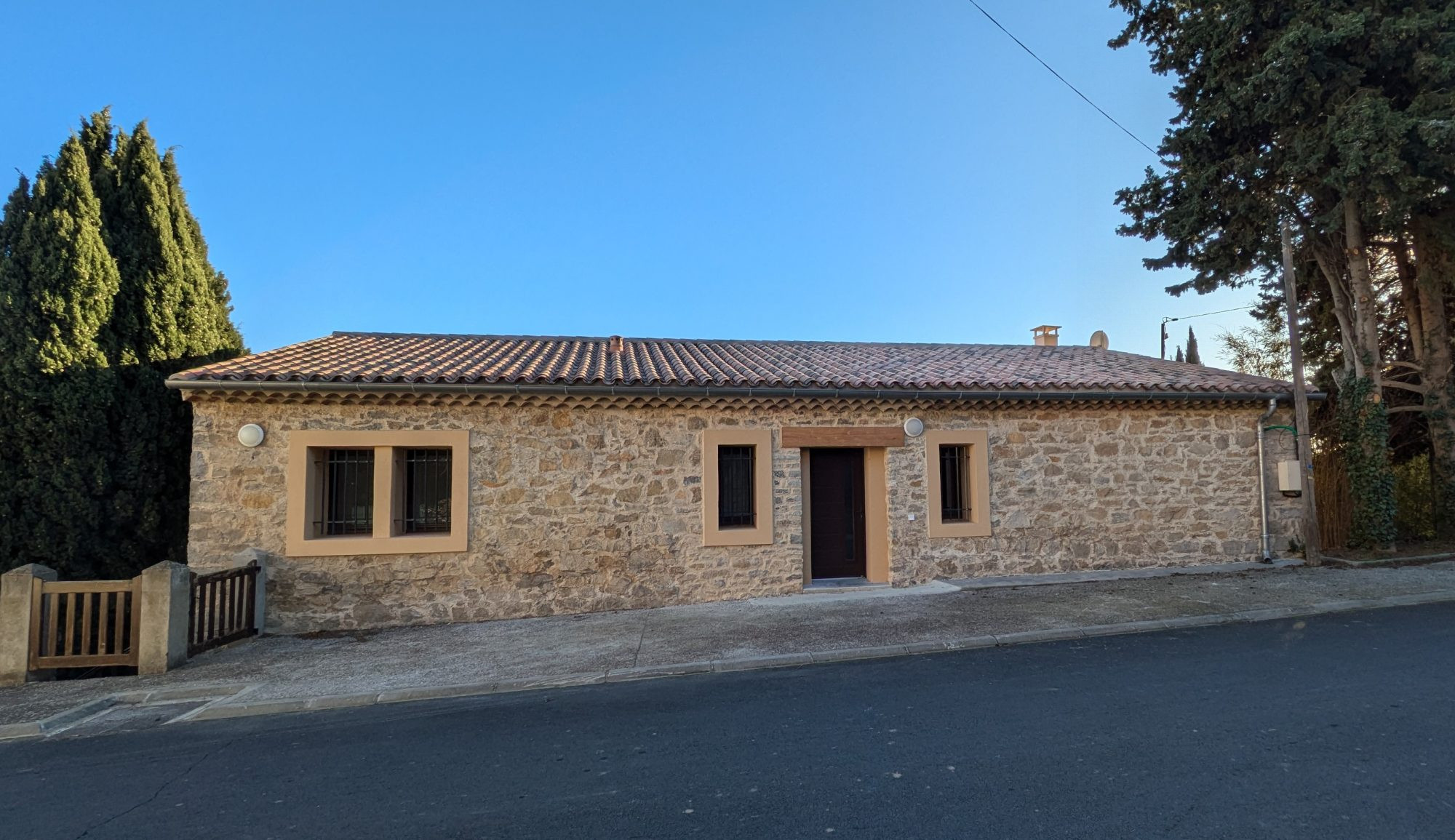 VILLAGE HOUSE - EXPOSED STONE 4