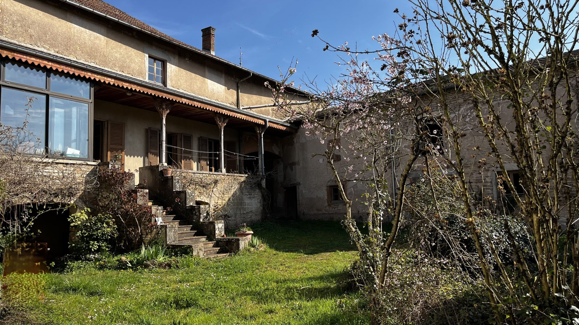 Maison de caractère à rénover, 229 m², dépendances - Terrain de 1280m²