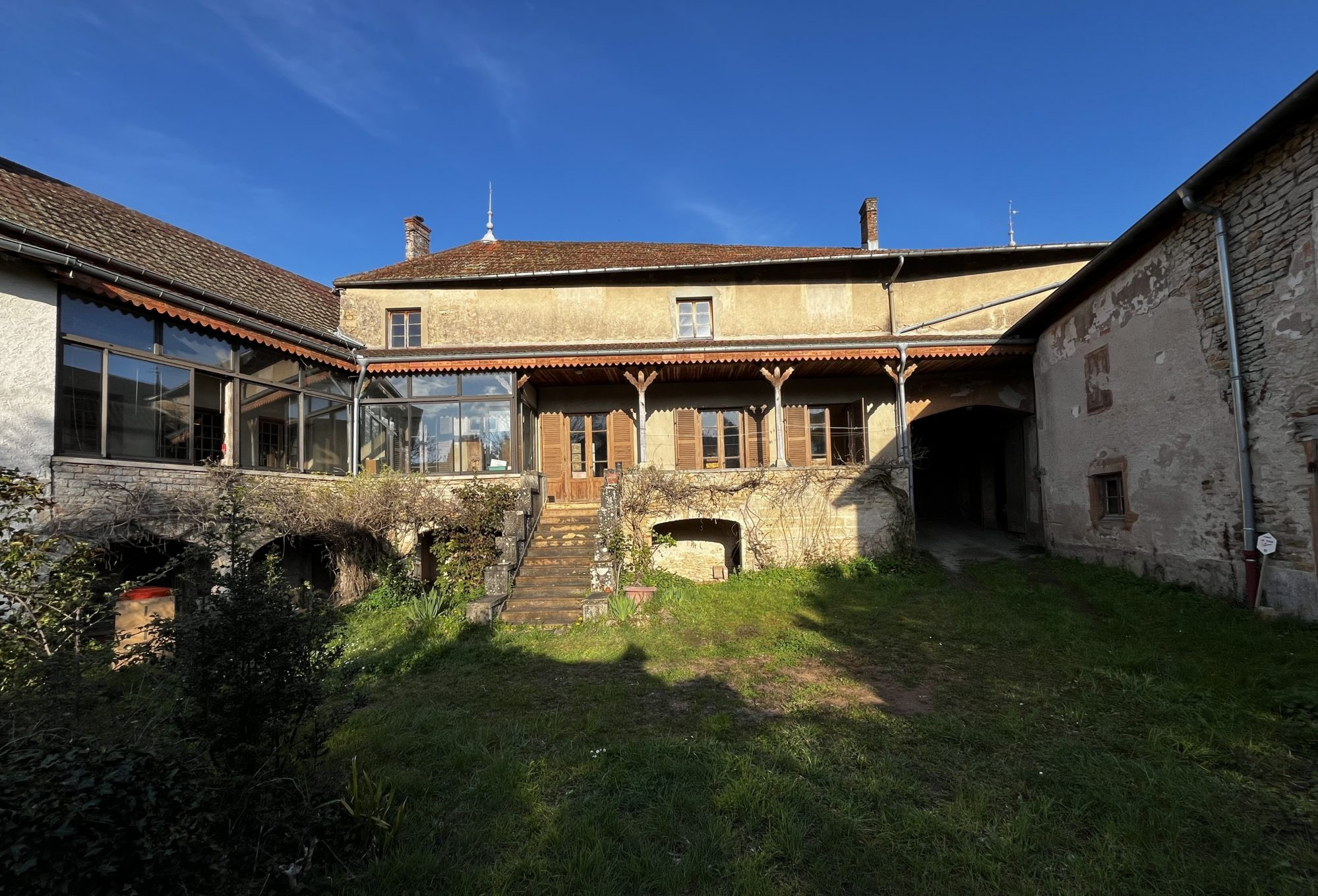 Maison de caractère à rénover, 229 m², dépendances - Terrain de 1280m²
