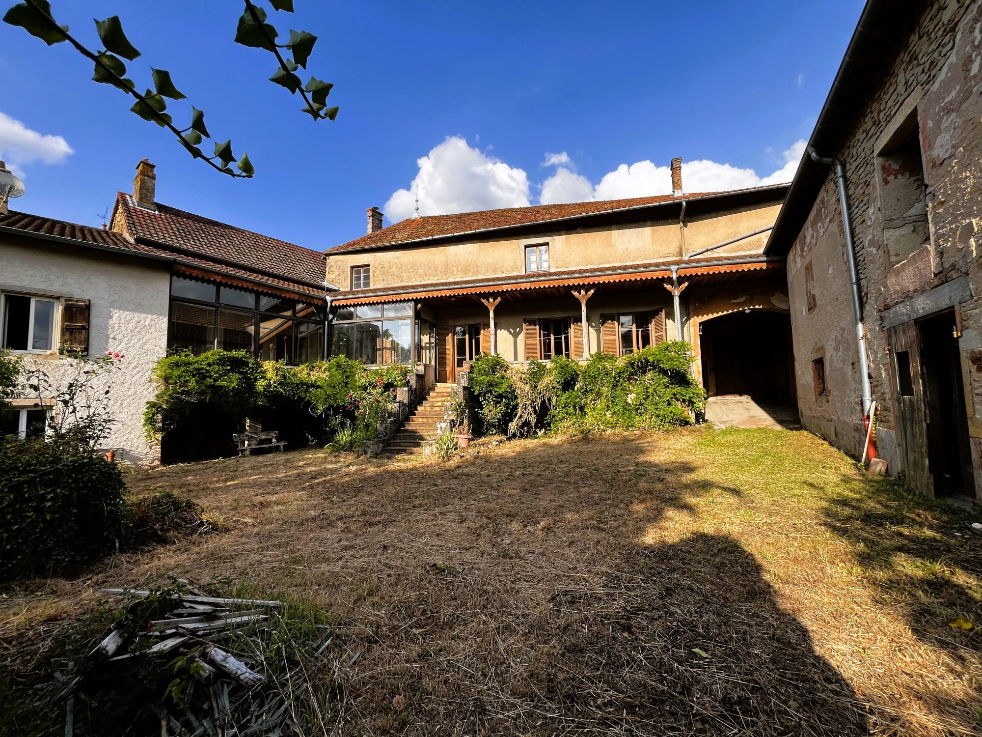 Maison de caractère à rénover, 229 m², dépendances - Terrain de 1280m²