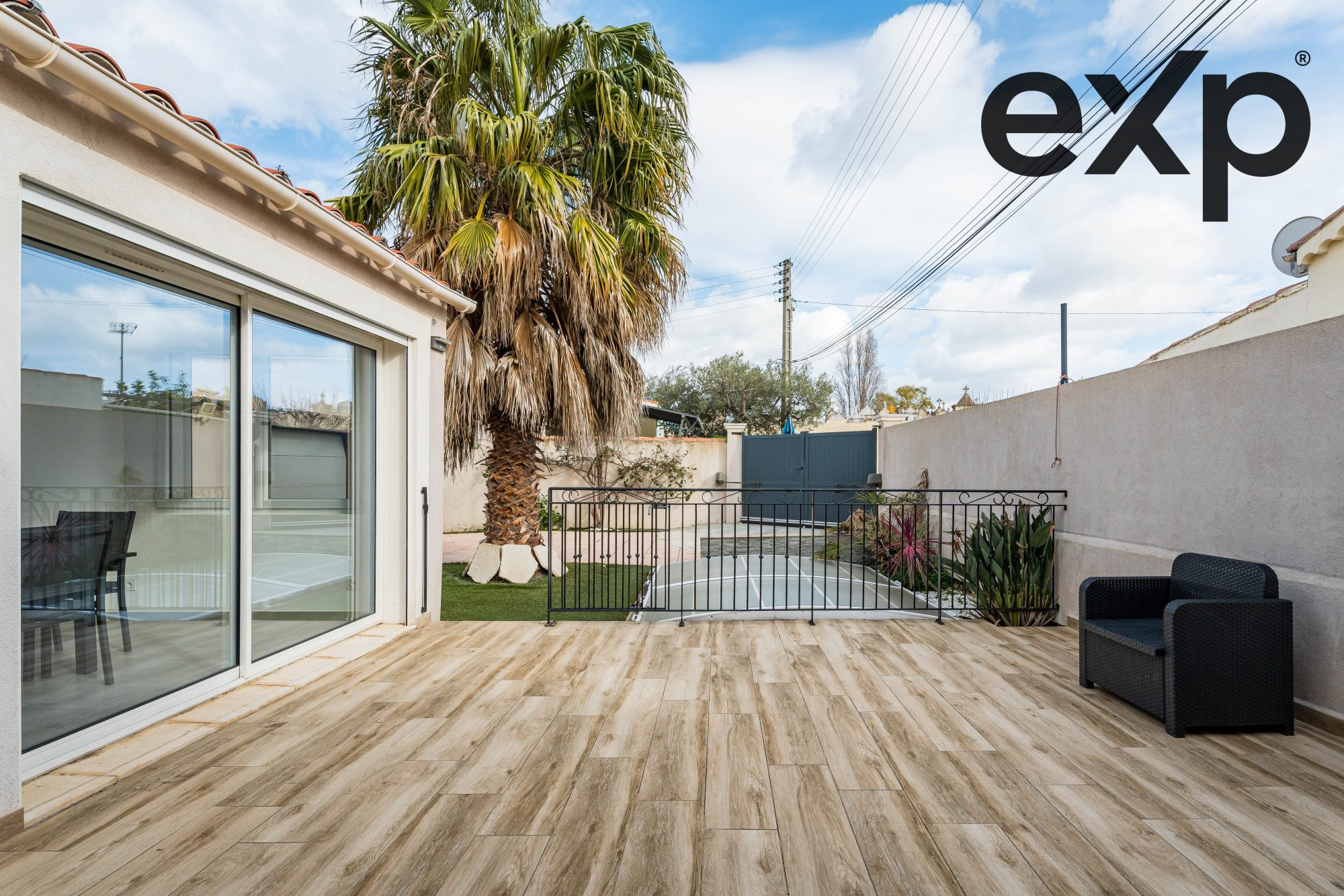 Maison individuelle rénovée avec piscine et garage à proximité des plages
