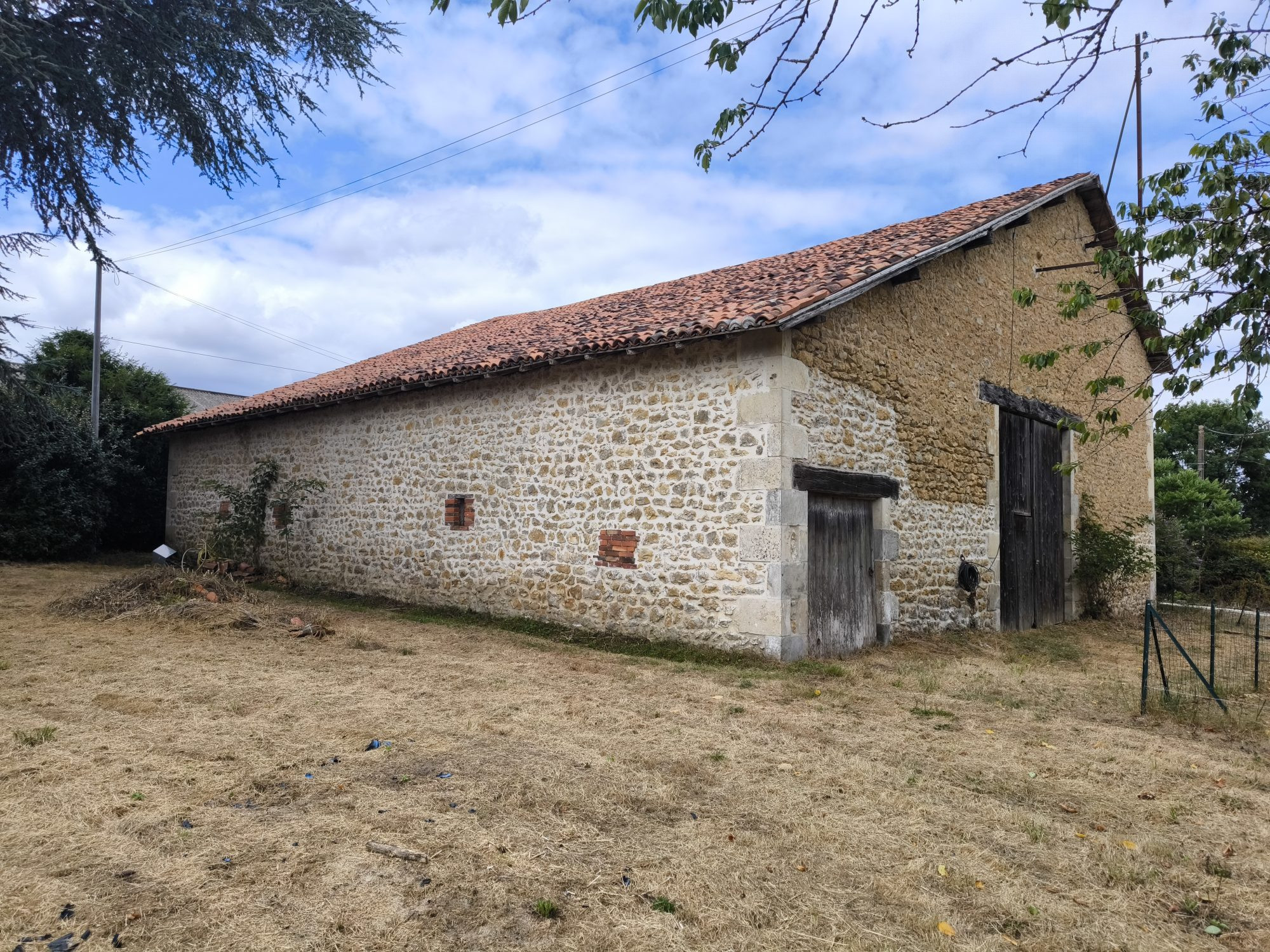 Maison 1 pièce 220 m² · à Alloue · 220 m² · 29 000 €