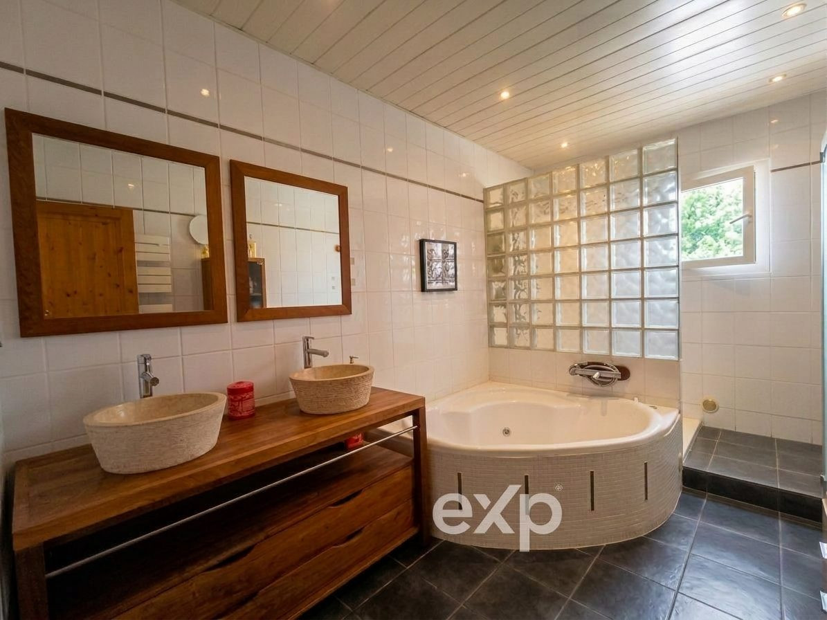 Luxury villa with heated swimming pool and independent studio 5
