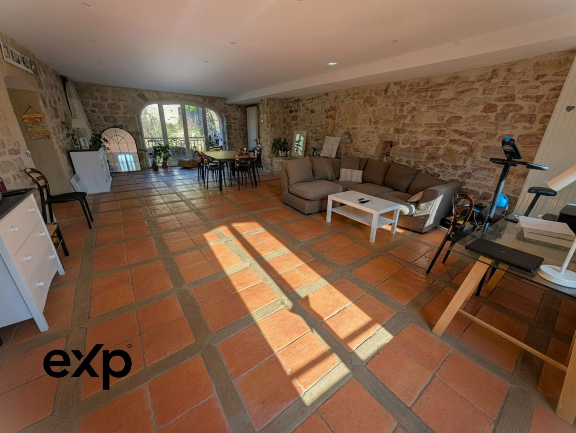 Maison d’hôtes exploitable immédiatement – 290 m² – Activité existante – Secteur Larzac / A75
