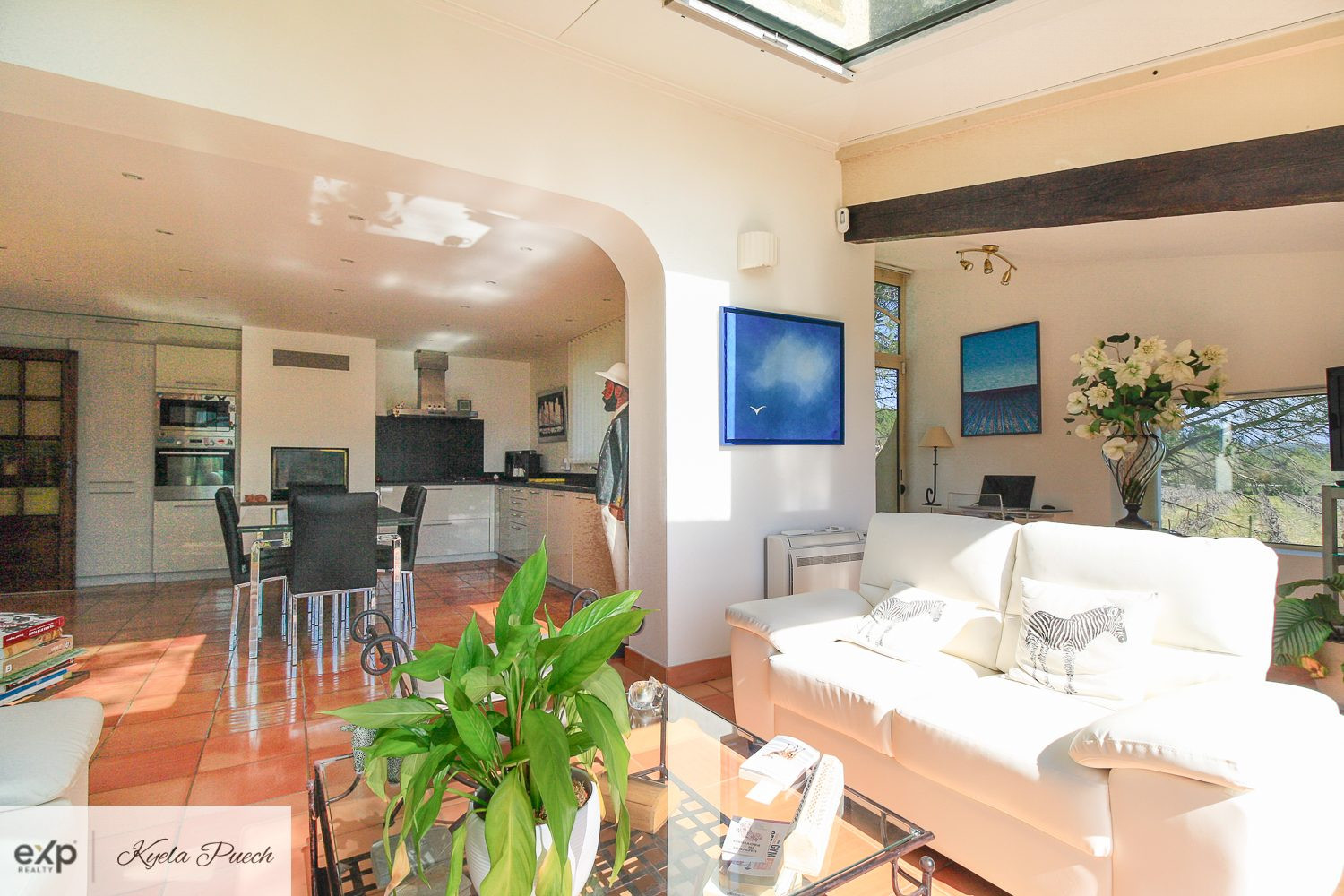 Rognes – Villa 240 m² – Land 5,000 m² – Swimming Pool – Pool House 5