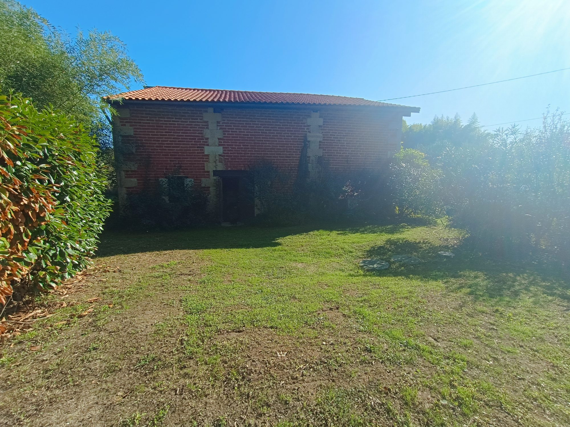 MAISON DE CARACTÈRE AVEC POTENTIEL D’EXTENSION