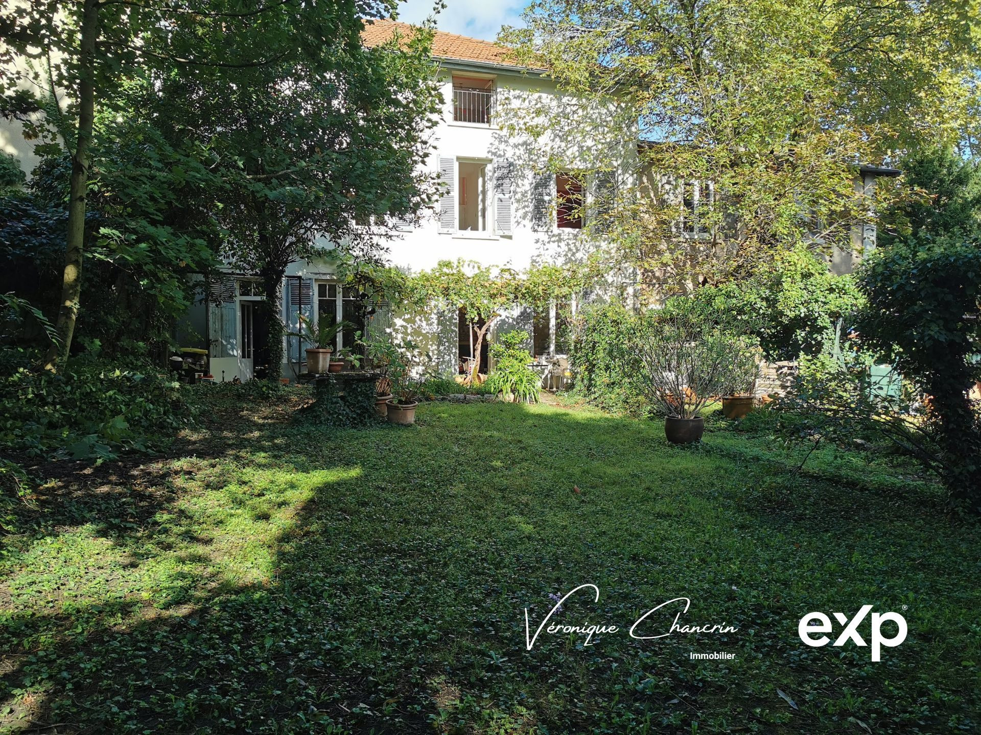 OULLINS CENTRE – UNE MAISON, UN JARDIN, ET LYON À PORTÉE DE MÉTRO