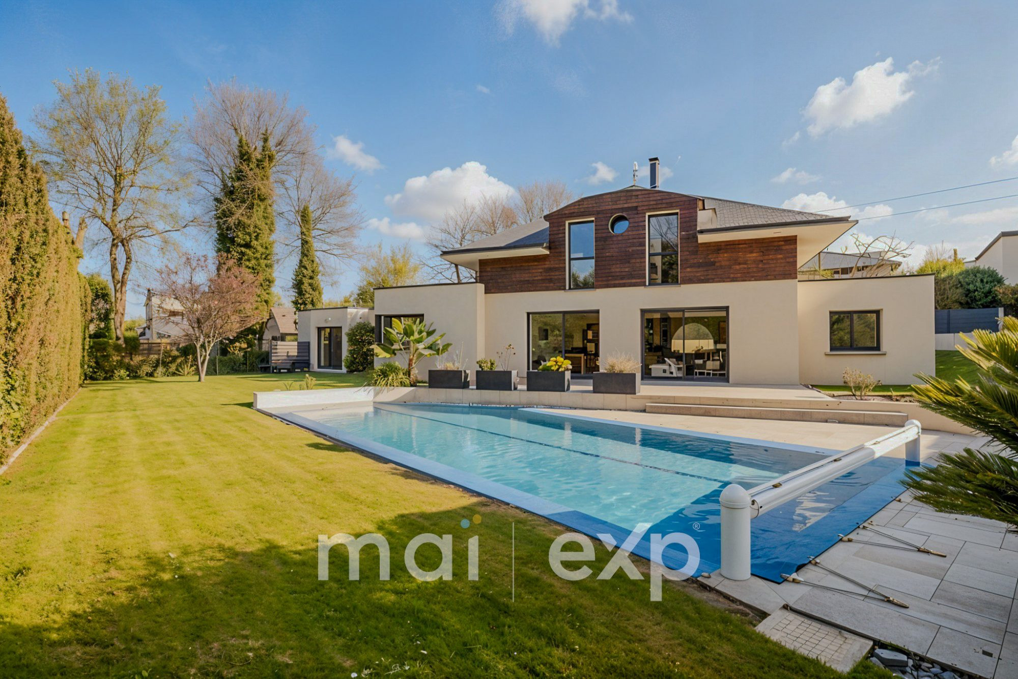 Élégante propriété contemporaine avec piscine et studio