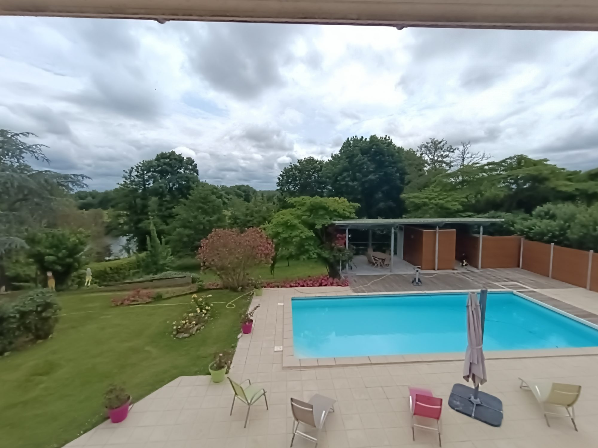 Propriétéavec parc, piscine et prestations haut de gamme