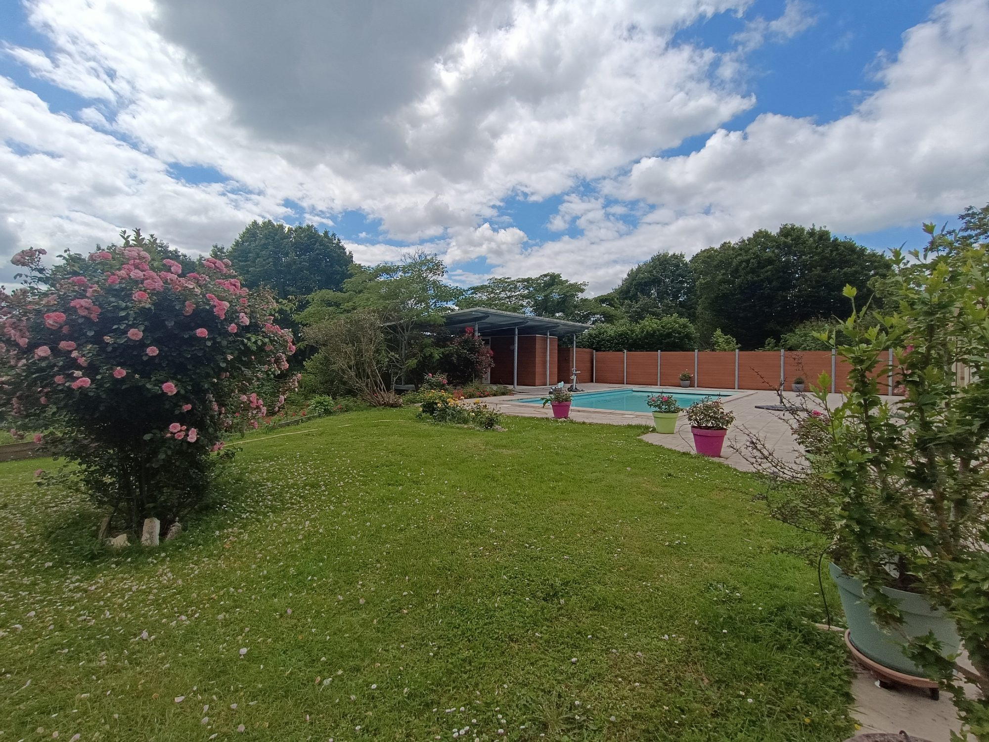 Propriétéavec parc, piscine et prestations haut de gamme
