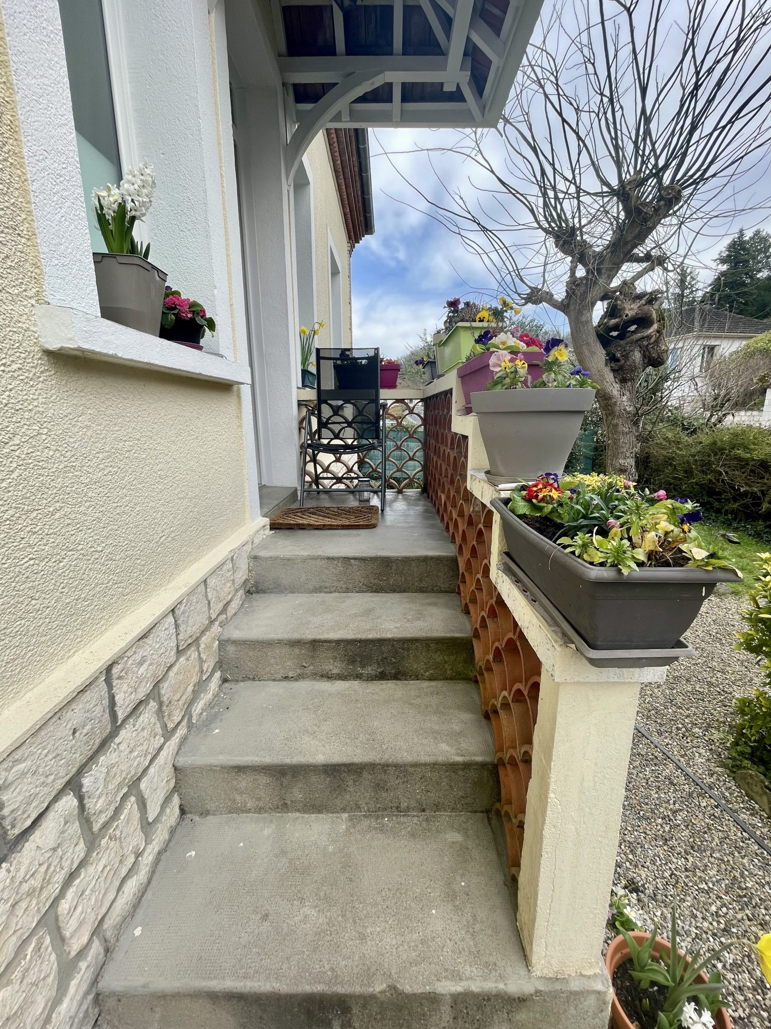 Traditional house for sale in Montcuq (village) with garage and garden. 3