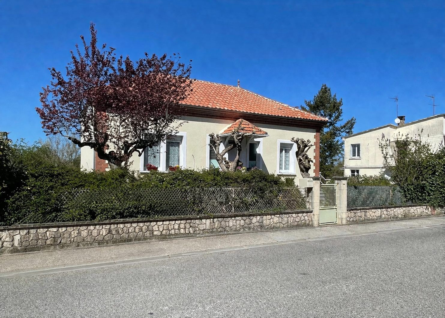Maison traditionnelle à vendre à Montcuq (village) avec garage et jardin.