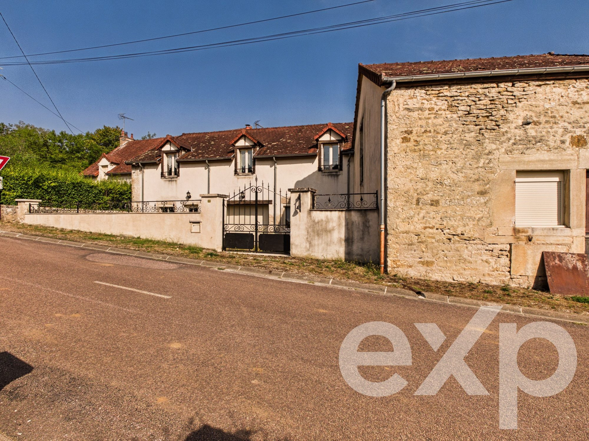 Très belle maison de campagne en pierre de 243 m², sur un terrain de 3 300 m²