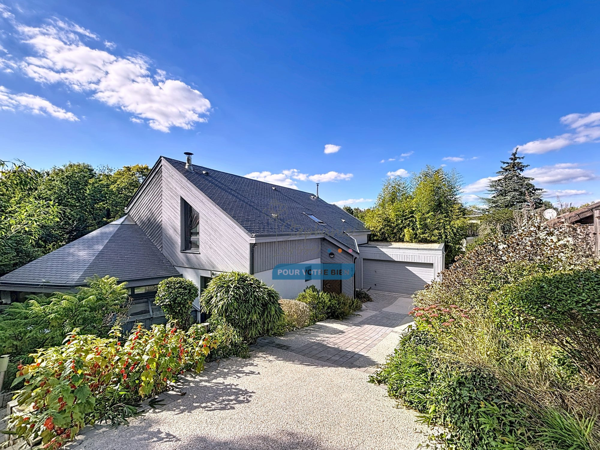 Architect's Property with Cathedral Ceiling, Leisure Pond and Wooded Park 3