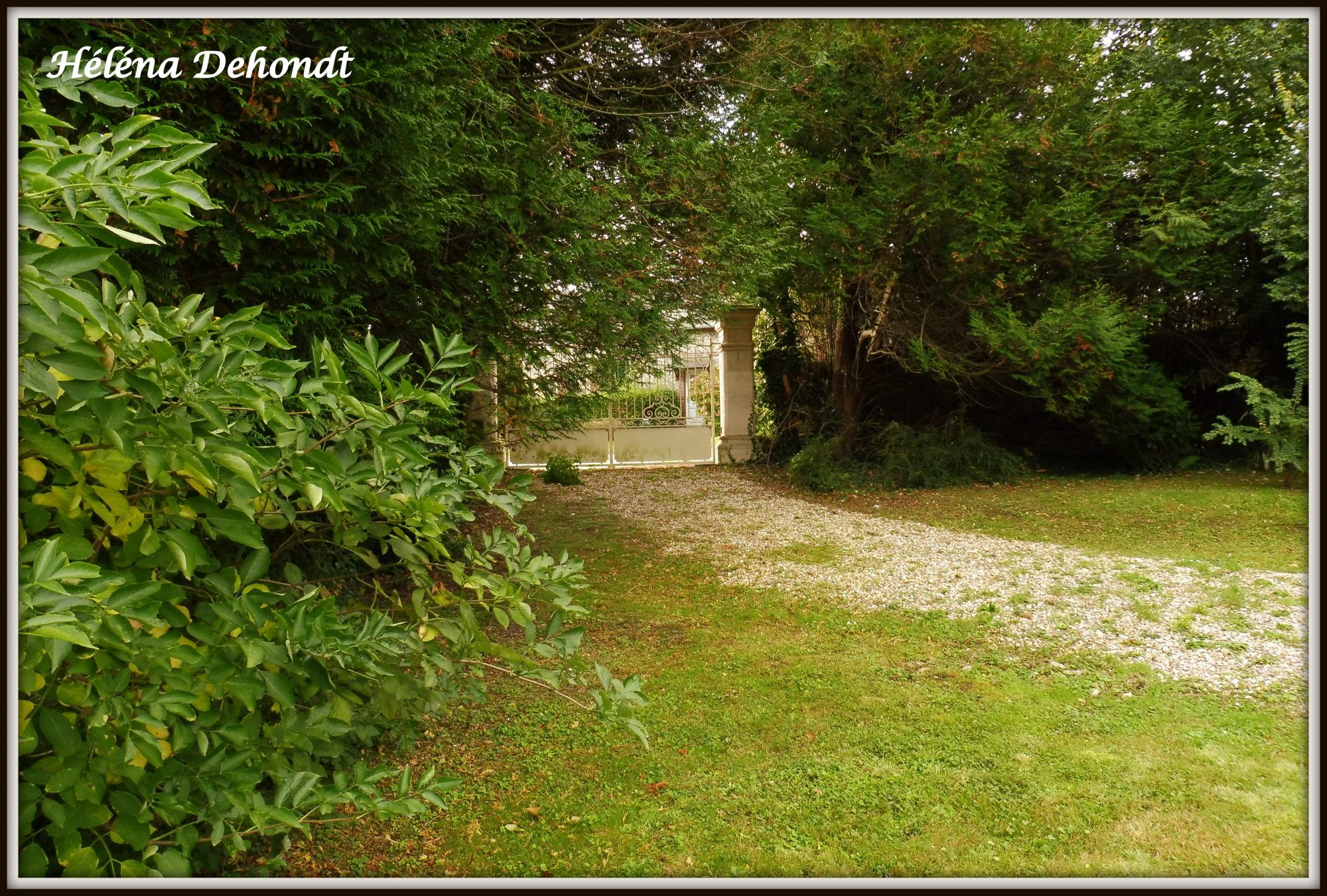 En vente cette belle propriété au bord de la mer avec deux dépendances