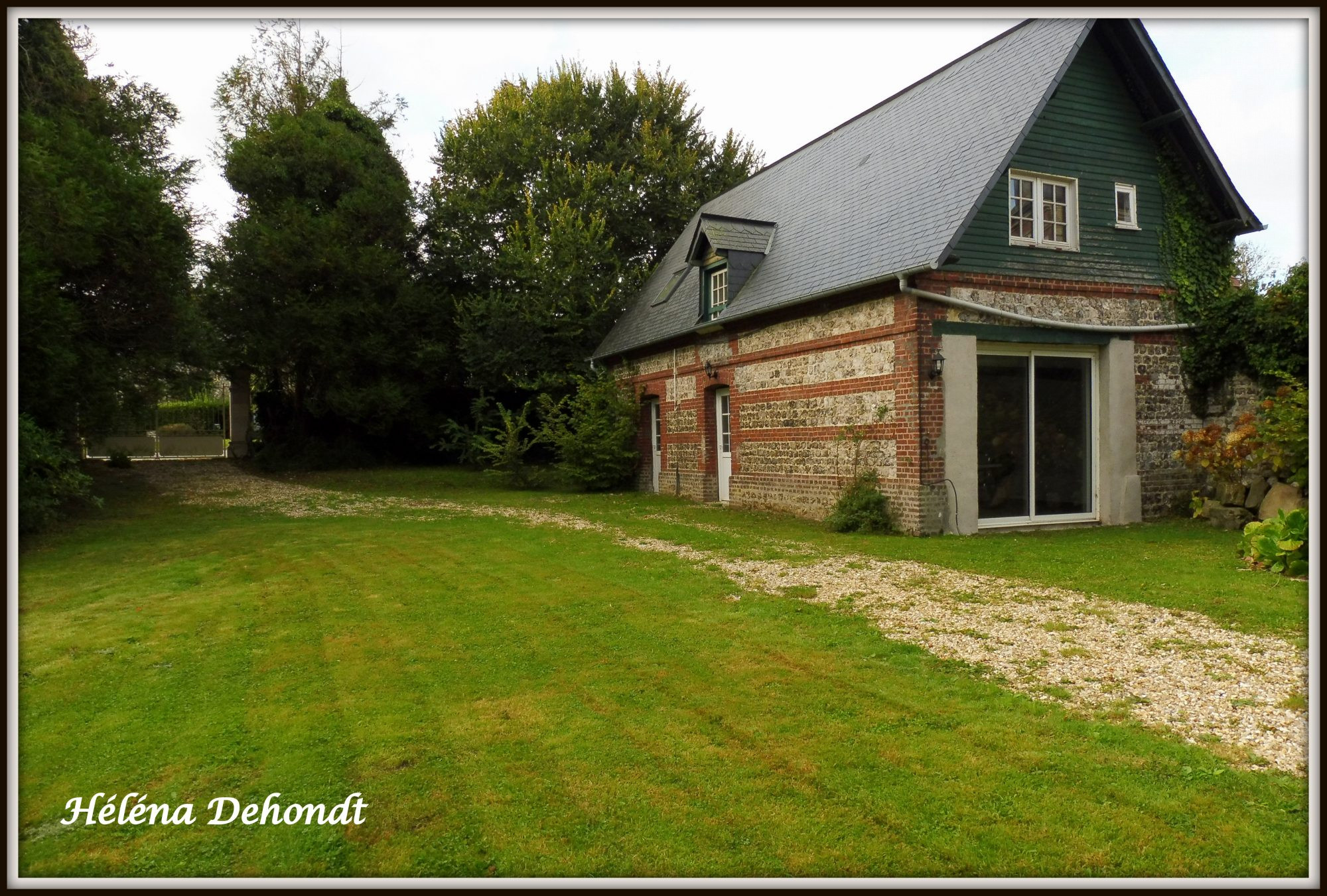 En vente cette belle propriété au bord de la mer avec deux dépendances