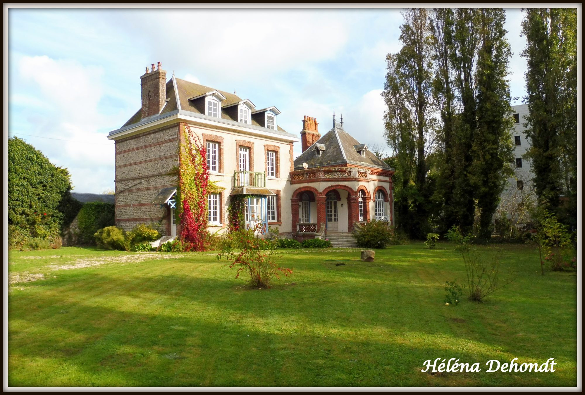 En vente cette belle propriété au bord de la mer avec deux dépendances