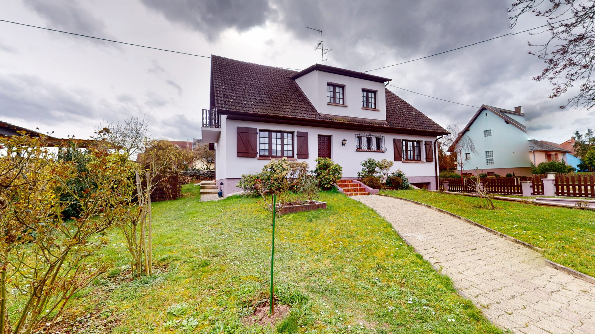 Maison lumineuse avec volume sur 7,18 ares