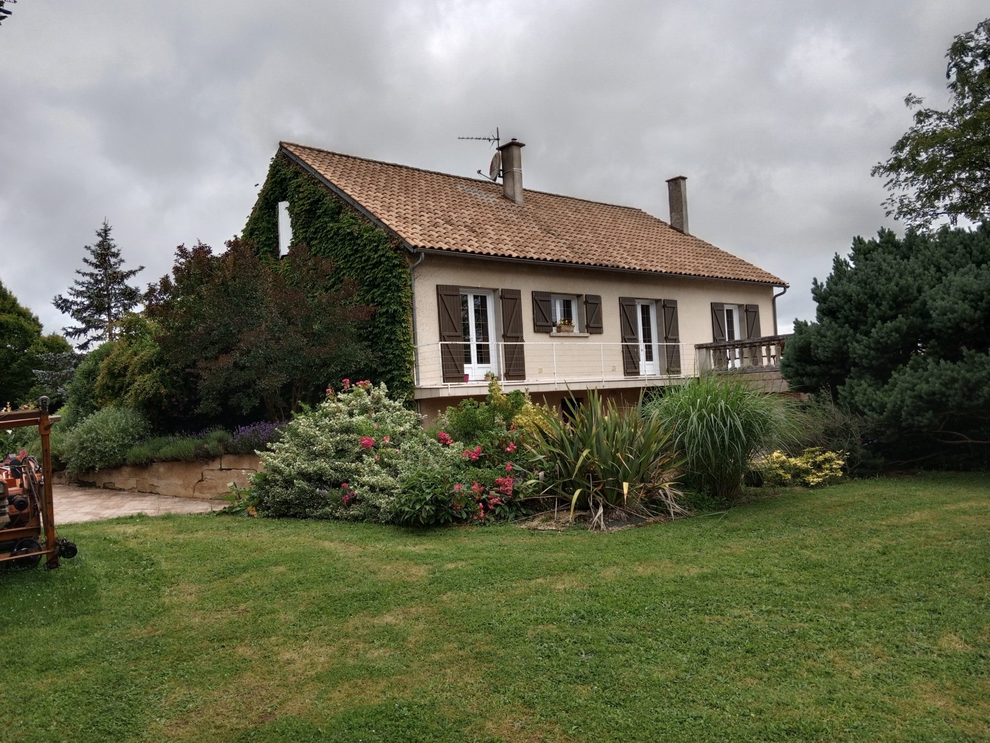 Maison familiale lumineuse avec grand potentiel – secteur calme