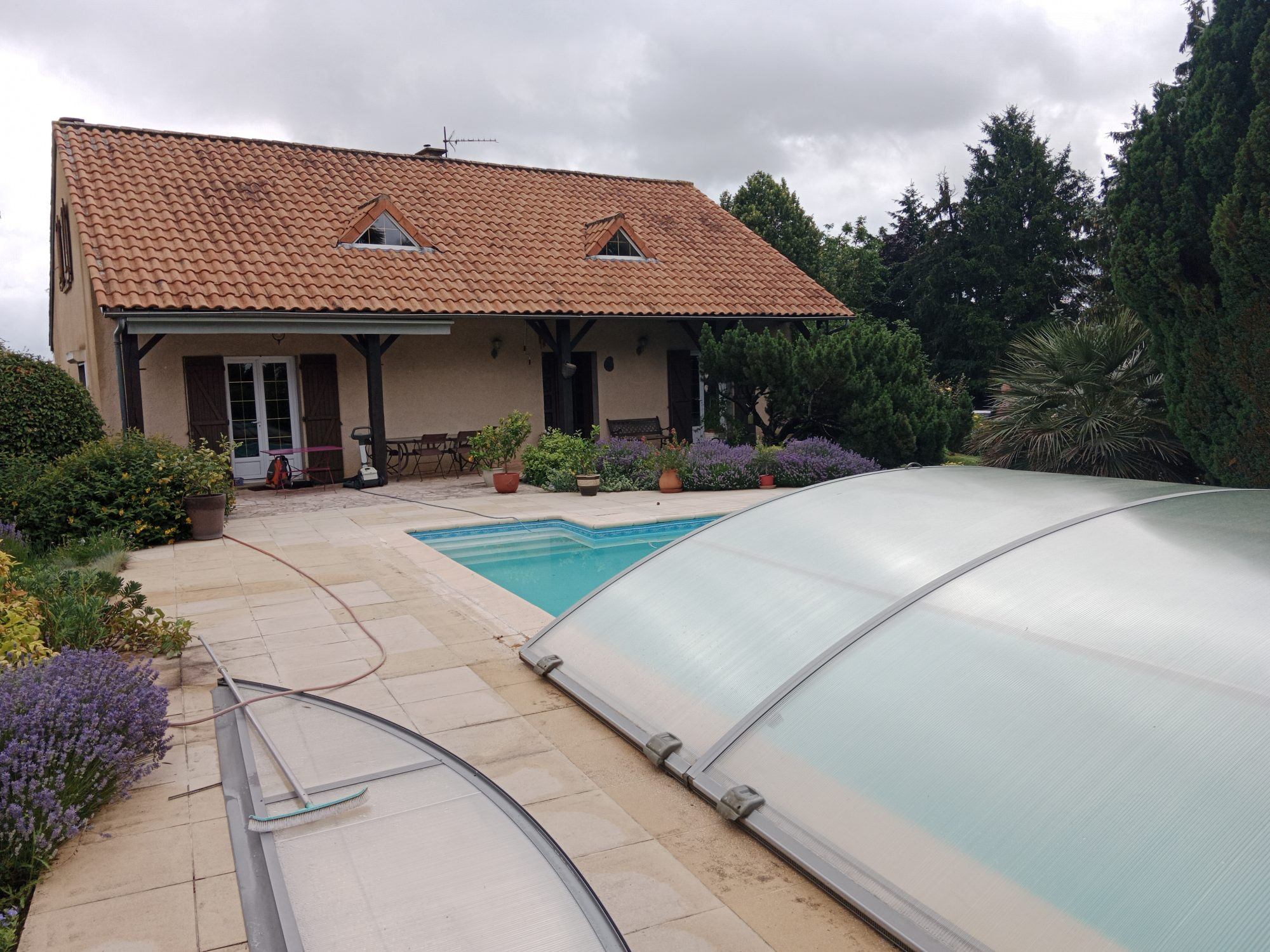 Maison familiale lumineuse avec grand potentiel – secteur calme