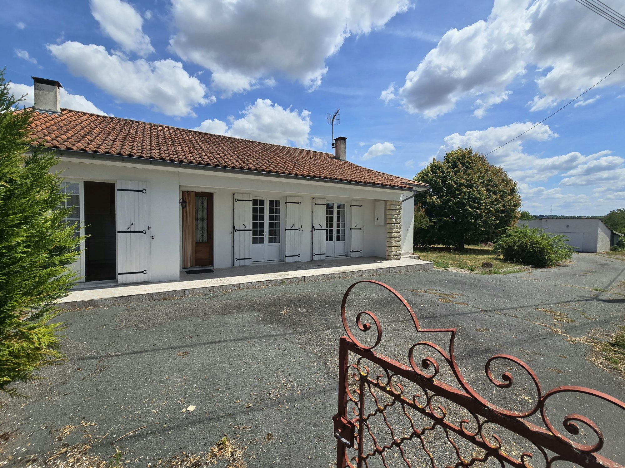 Maison de plain pied 4 chambres garage et jardin à Villetoureix