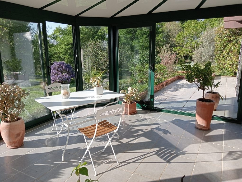 Architectural Signature 1980: A Sanctuary of Light and Nature in Chamadelle (33230) 5