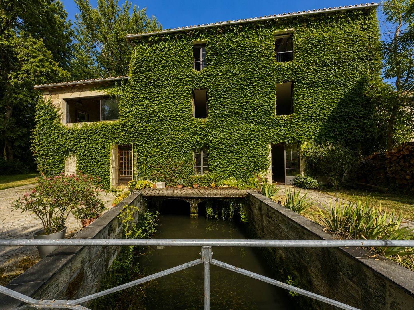 Maison à vendre à Saint-Dizant-du-Gua, 322 m²