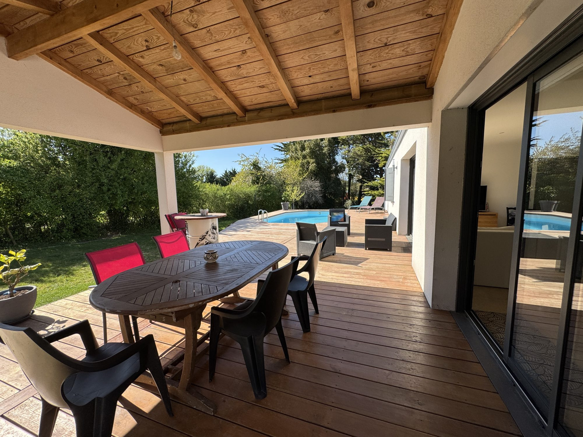 CONTEMPORARY HOUSE IN CHAILLEVETTE 3