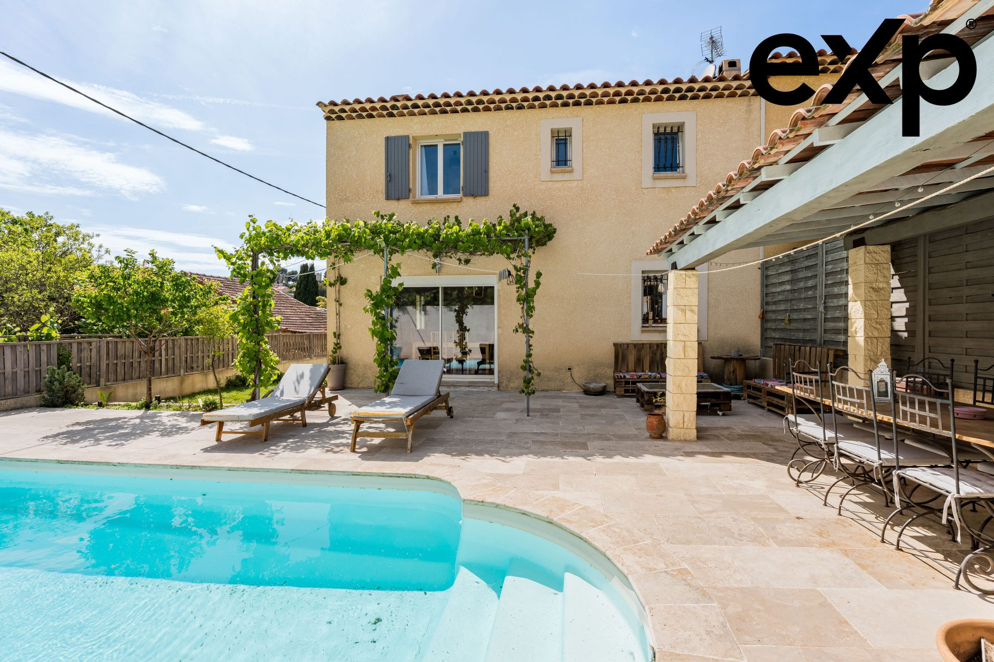 Maison familiale avec jardin, piscine, garage et triple exposition – Plan-de-Cuques, La Montade