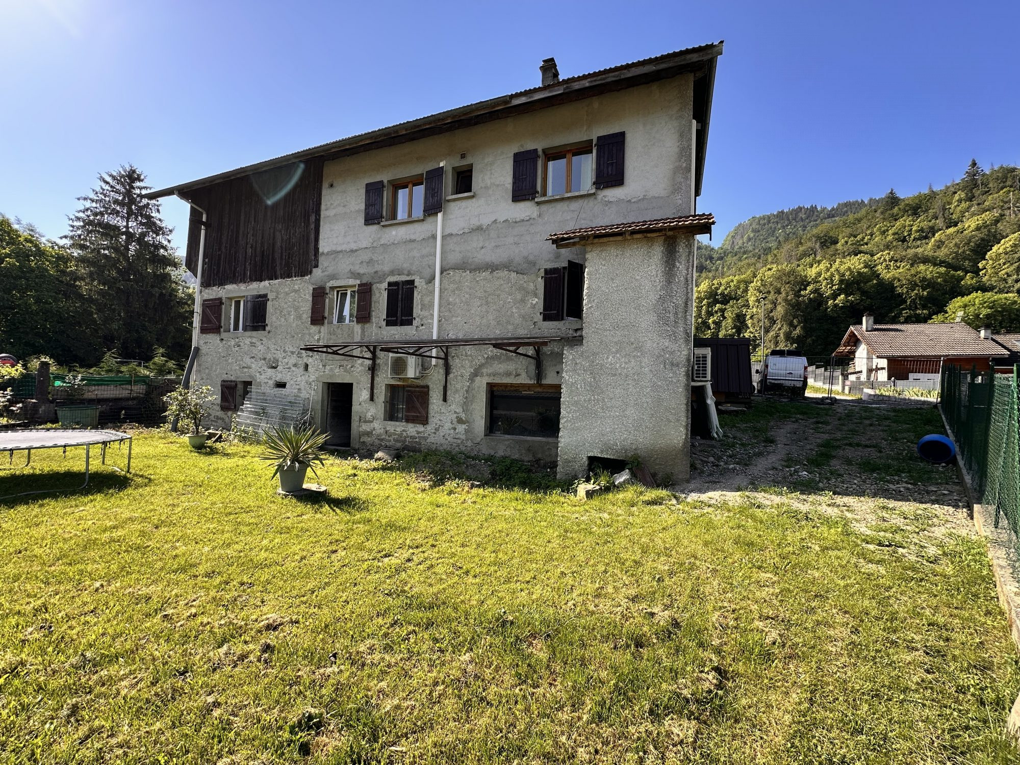 DIVISIBLE HOUSE WITH STRONG POTENTIAL – IDEAL FOR INVESTORS / PROPERTY DEVELOPERS 2