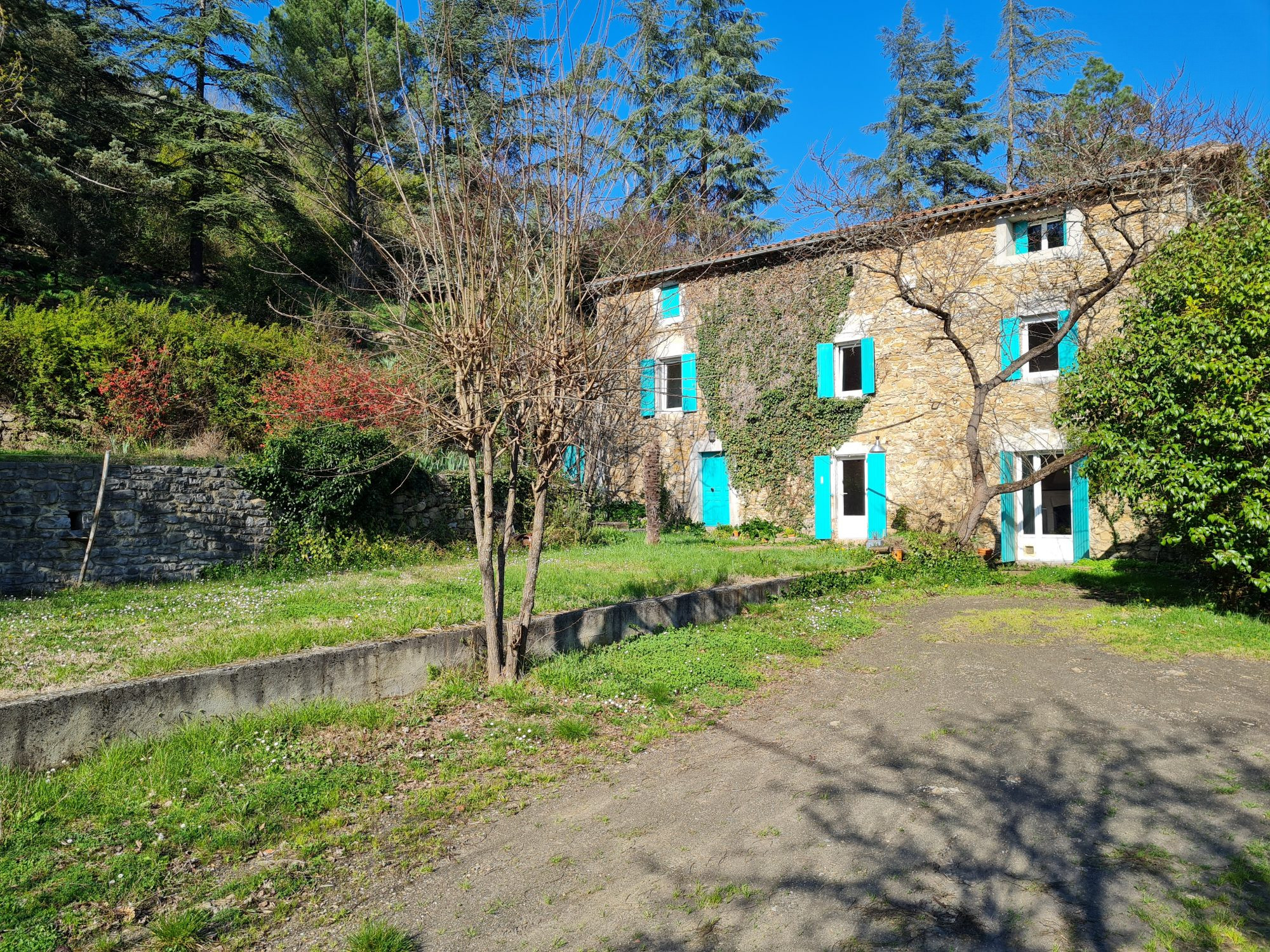 mas en pierre avec source et grand terrain