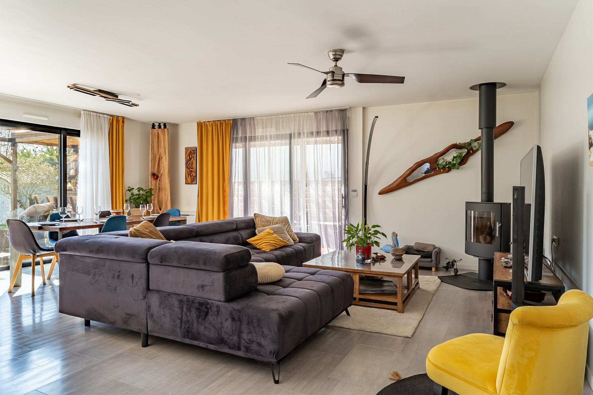 4-Bedroom House with Swimming Pool and Garage 4
