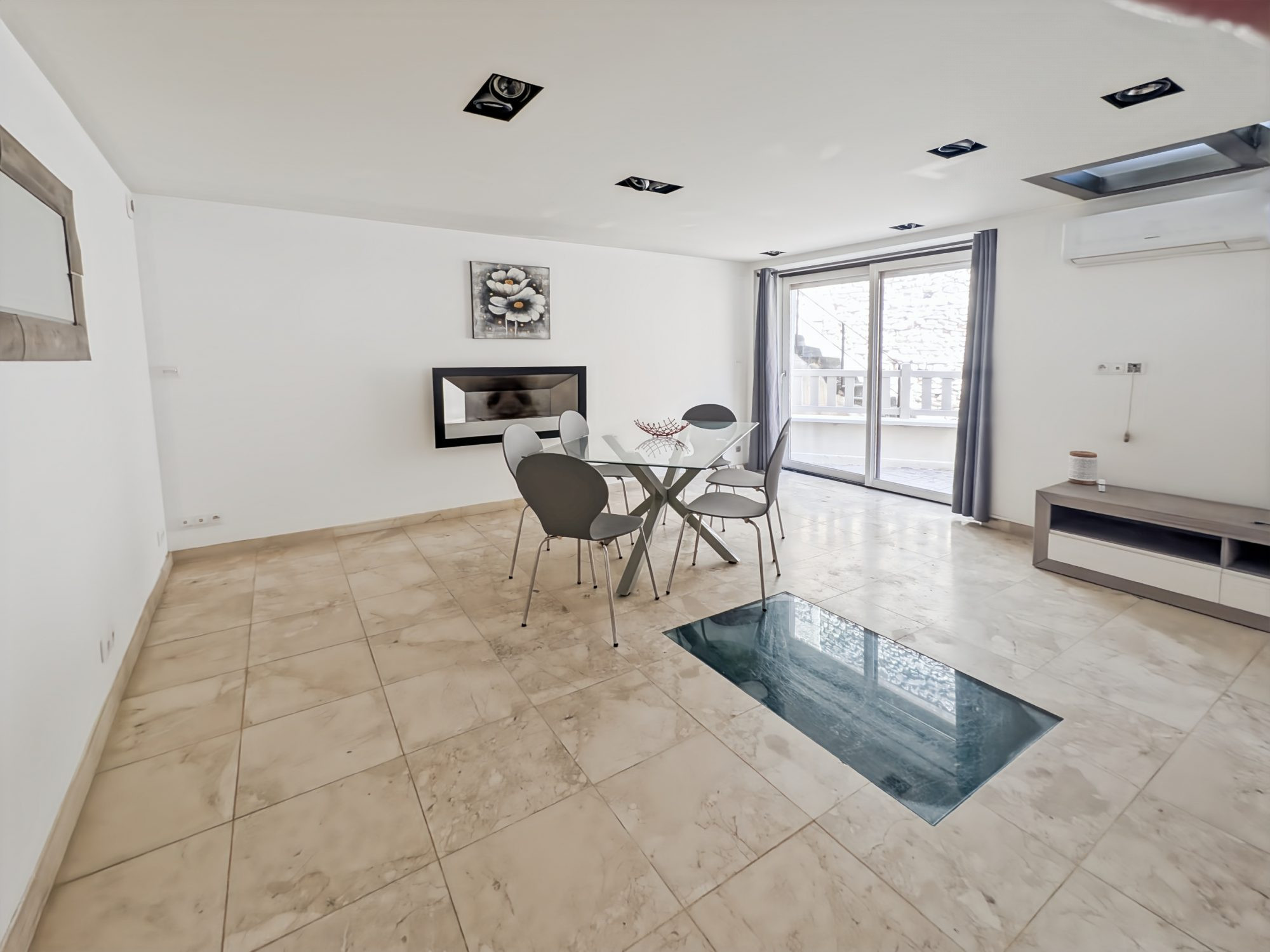 TOWNHOUSE ON RUE NATIONALE WITH PRIVATE PARKING 5