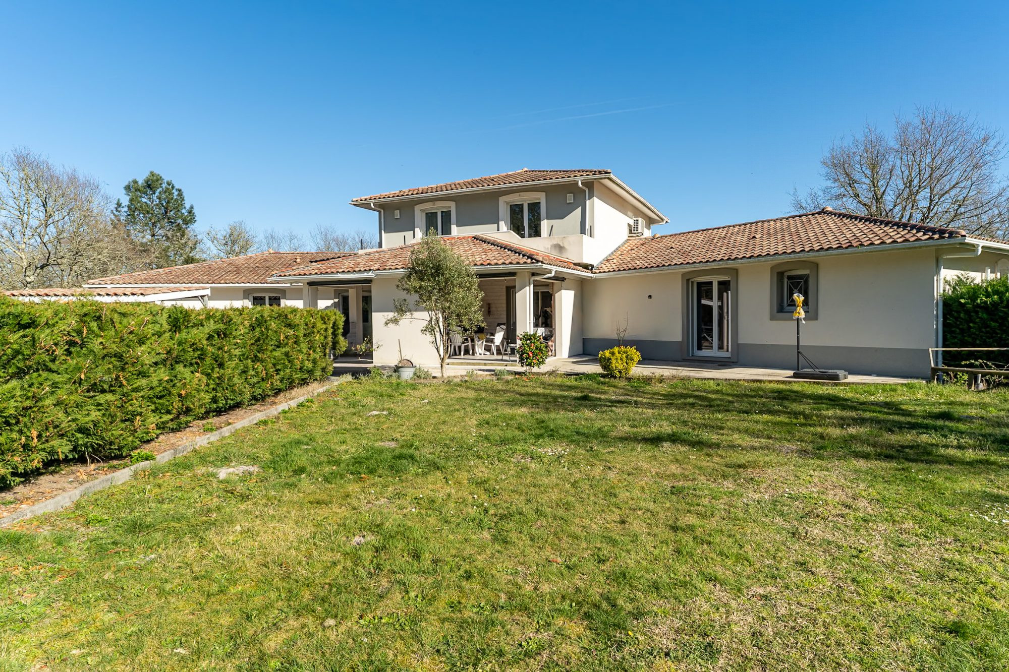 7-Bedroom House with Swimming Pool and Outbuilding 4
